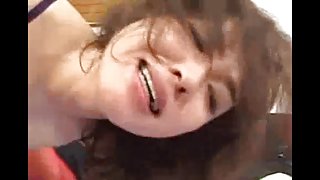 成熟的女人顯示如何巧妙地自慰