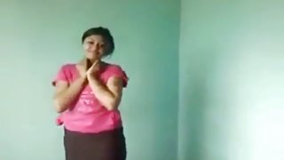 曬黑的婊子用舌頭擦亮對方的小貓