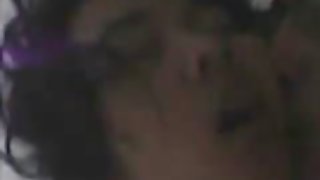 一個年輕的美女與穿孔的剃光貓在強壯的公雞上傳播