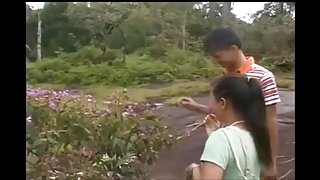 女孩手淫假陽具，並戴上人造陰道