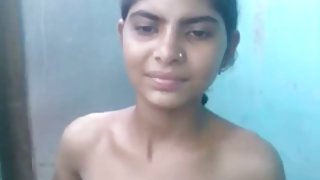 豐滿的金發女郎騎著男朋友的公雞