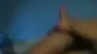 一個男人在沙灘上遇見了小雞並且給了他們性愛