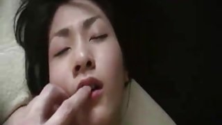 兩個母狗在乳膠中做出了很好的束縛犧牲