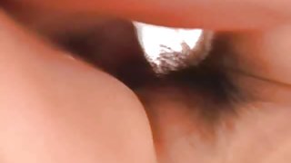 通過電話交談後，美女用振動器充滿激情地抽搐著