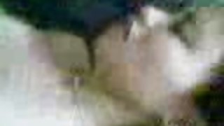 熟練的搗蛋鬼偷偷地看著地鐵裡的女孩裙子