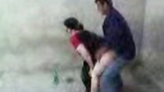 成熟的男人高雅地觸摸了一個年輕的母狗胸部
