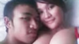 非常高的黑髮zhahaetsya與抽水男性在辦公室