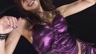 有肥胖的屁股的金發女郎在男人的嘴上得到貓的陰部