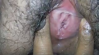 性感小雞撫摸她的陰部和矽膠胸部