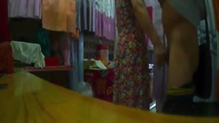這個女孩看著雙性戀吮吸對方，然後她加入了性行為