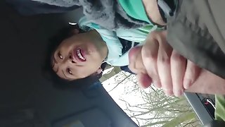 粉紅色頭髮的neformalka熱情地撫摸著陰蒂