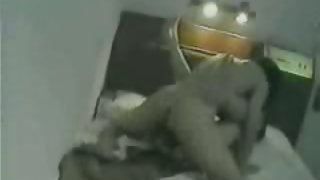 一個男人在街上撕毀了他心愛的人