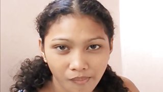年老的丈夫允許他的年輕妻子和一個男人做愛