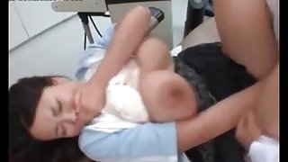 兩個女朋友吮吸一名男性成員