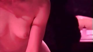 妻子用棍子打她的丈夫，因為他喝了一份工資