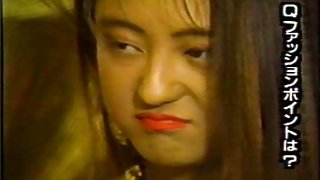巨大的山雀的虛幻脂肪黑女人吮吸白色雞巴