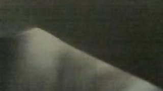 金發女郎高興地吸吮公雞