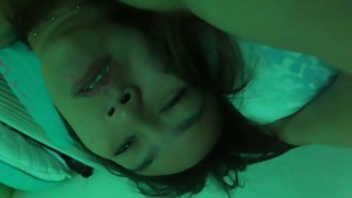 在一扇敞開的窗戶裡倚著窗台小雞讓自己操一個男人