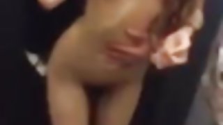 女孩在鼓上開始比賽，她把陰莖放在臉頰上