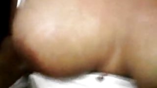 這個男孩被一隻小雞的美麗腿所激動，並對它們產生沉重的負擔