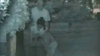 奴隸穿著短皮帶舔著細長的小雞的腳趾