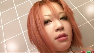 一位老人和兩個年輕人炒了一個無障礙的妓女