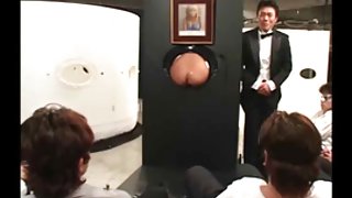 男性亂搞赤裸女子健美運動員和cums在她的臉上